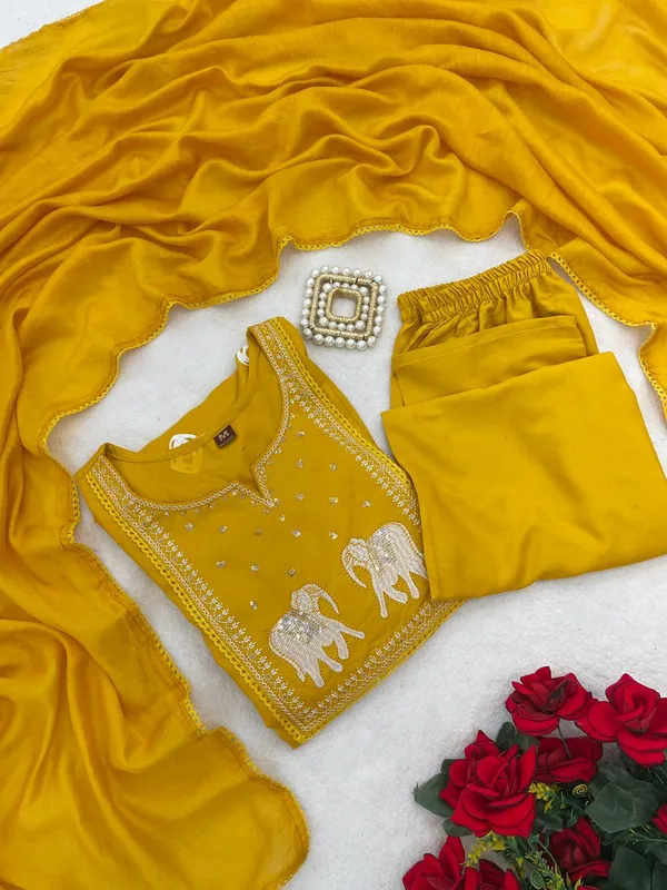 Reyon_Beautiful_Suit_Set_And_Duppta