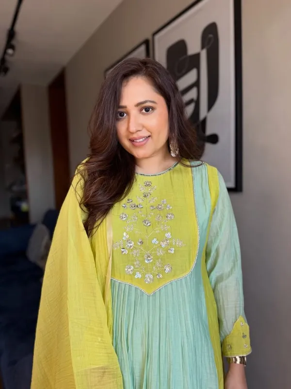 Women_Embellished_Kurta_Set
