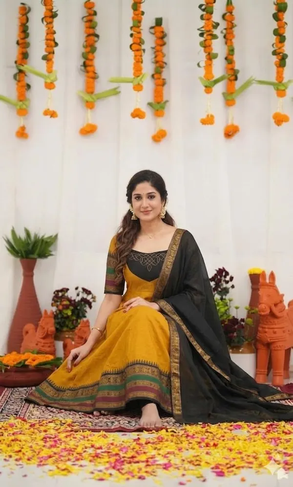 Women_Embellished_Kurta_With_Dupatta