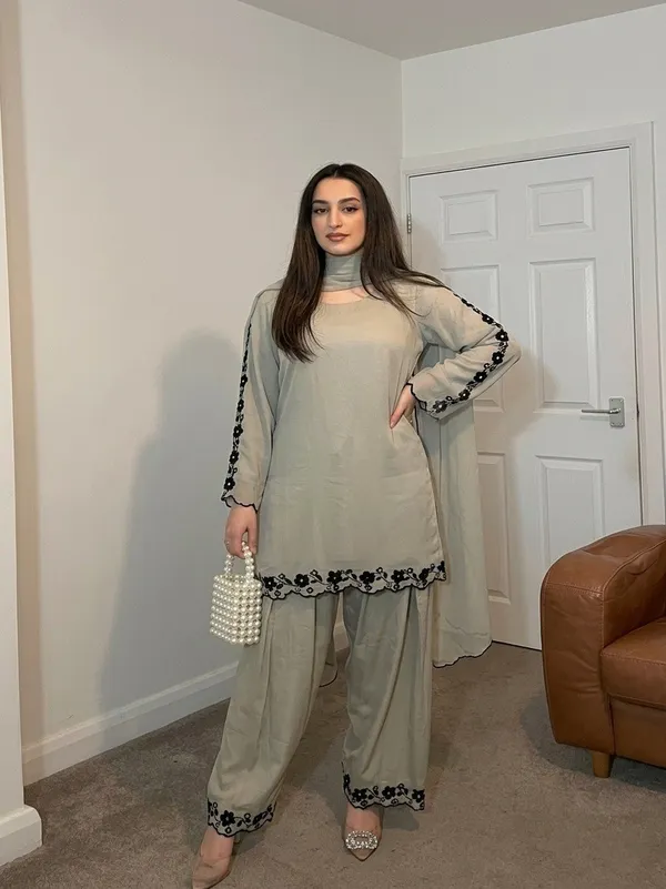 Women_Embellished_Kurta_Set