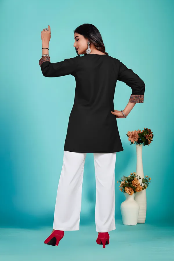 Woman_Stylish_Cotton_Printed_Short_Kurti_&_Tunic