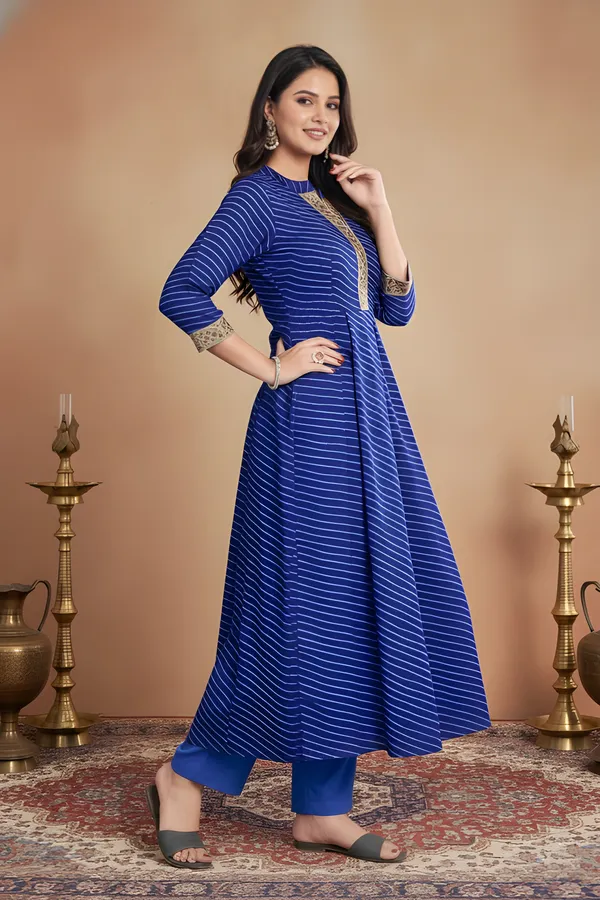 Women_Embellished_Kurta_With_Pant