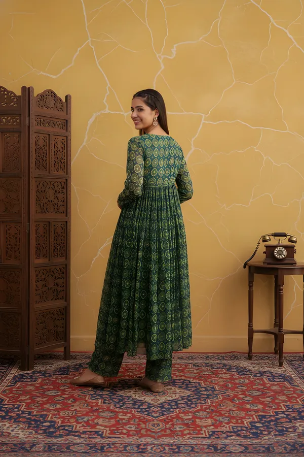 Women_Embellished_Kurta_With_Pant