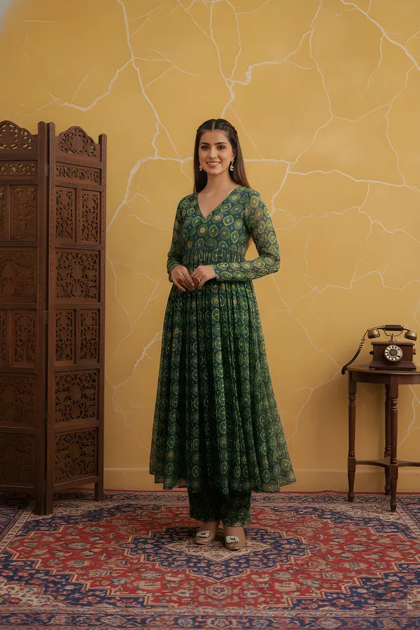 Women_Embellished_Kurta_With_Pant