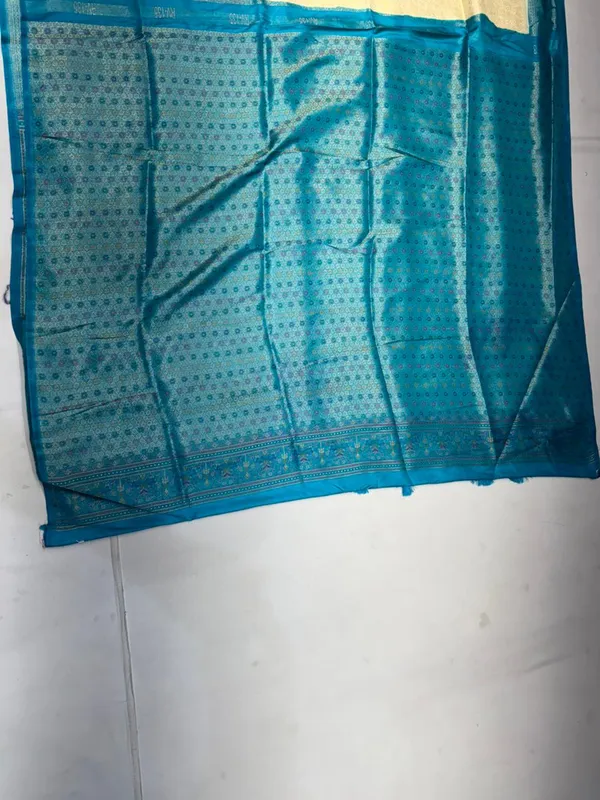 Off_White_And_Teal_Blue_Silk_Zari_Woven_Traditional_Saree_For_Women