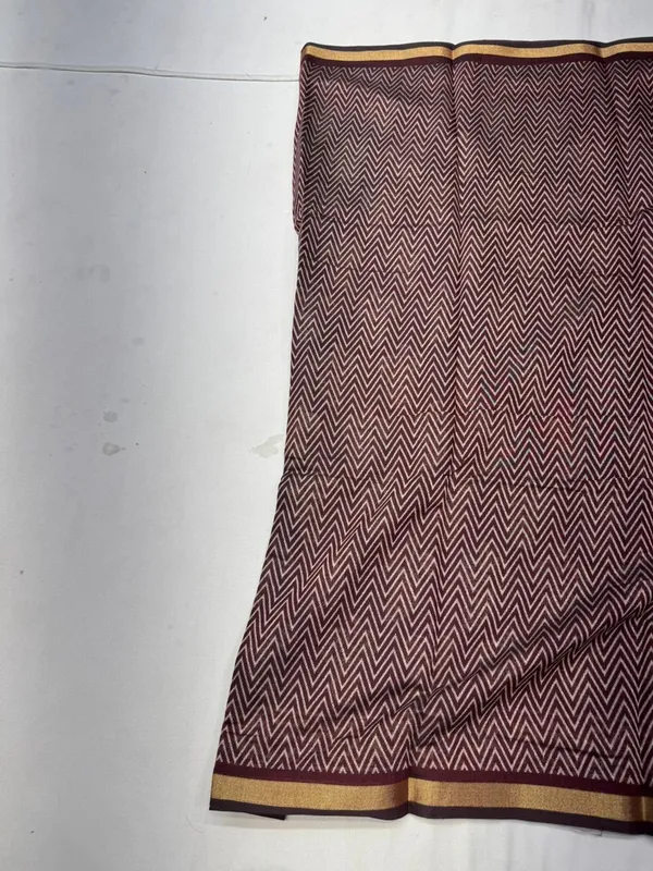 Maroon_And_Beige_Cotton_Chanderi_Silk_Chevron_Saree_Golden_Border_For_Women