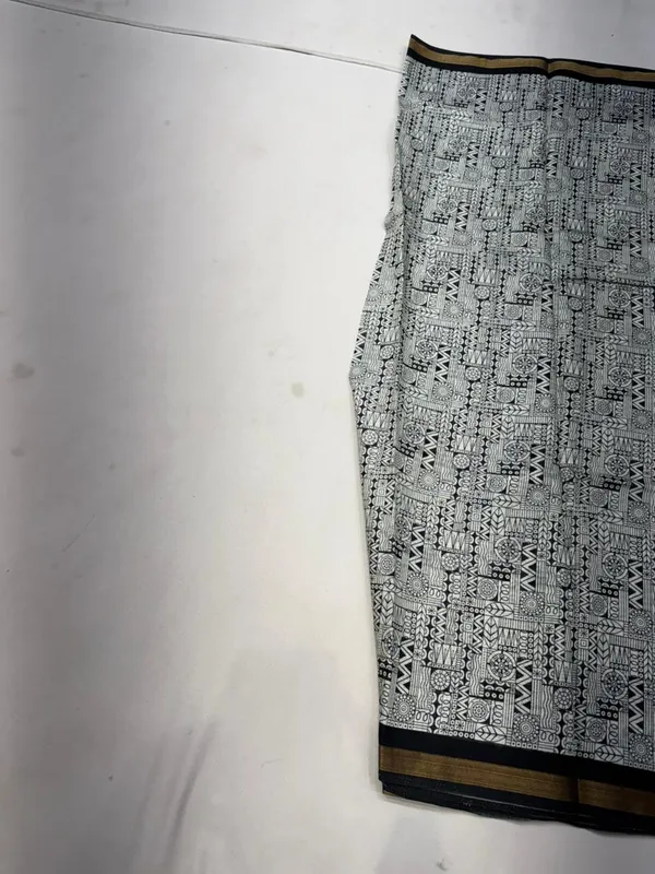 Grey_And_White_Cotton_Printed_Saree_With_Contrast_Border_For_Women