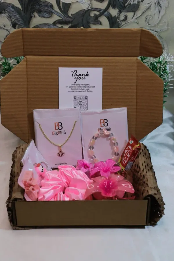 Pretty_Essentials_Gift_Box_Random_Colour