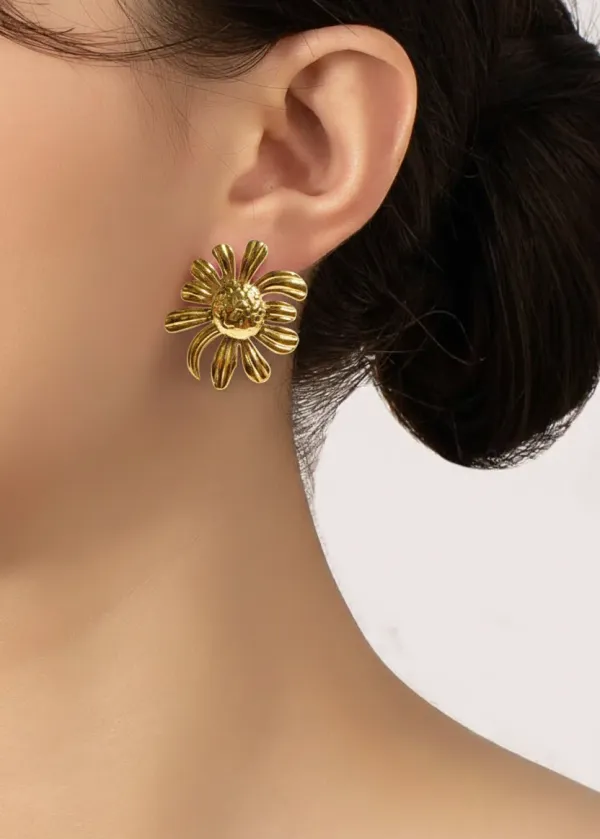 Gold_Textured_Heart_Stud_Earrings_For_Women