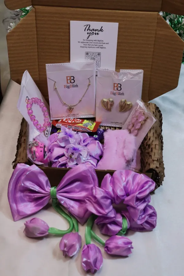 Heart_Bloom_Luxe_Gift_Hamper_Pink_And_Gold_Bracelet