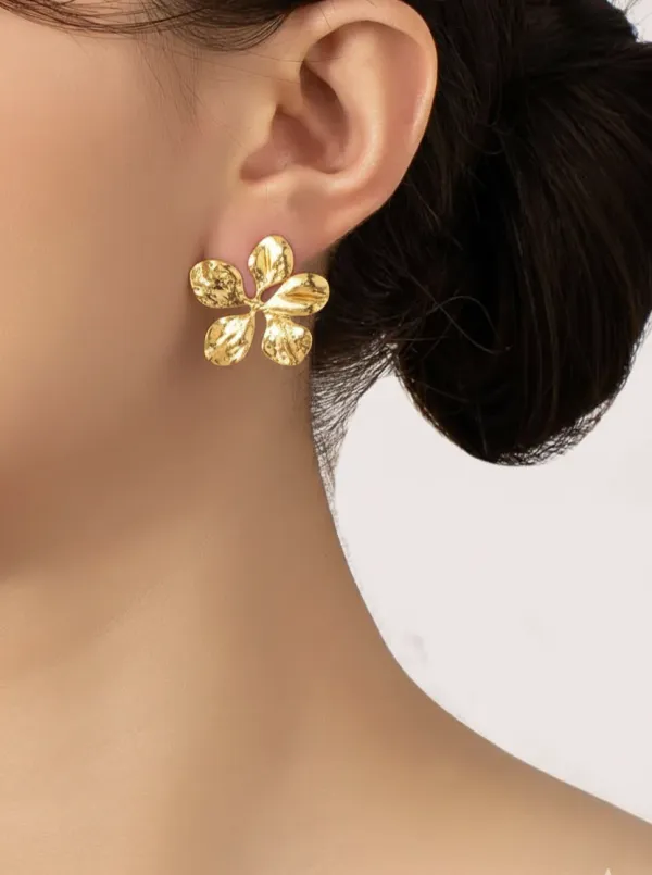 Gold_Textured_Flower_Stud_Earrings_For_Women