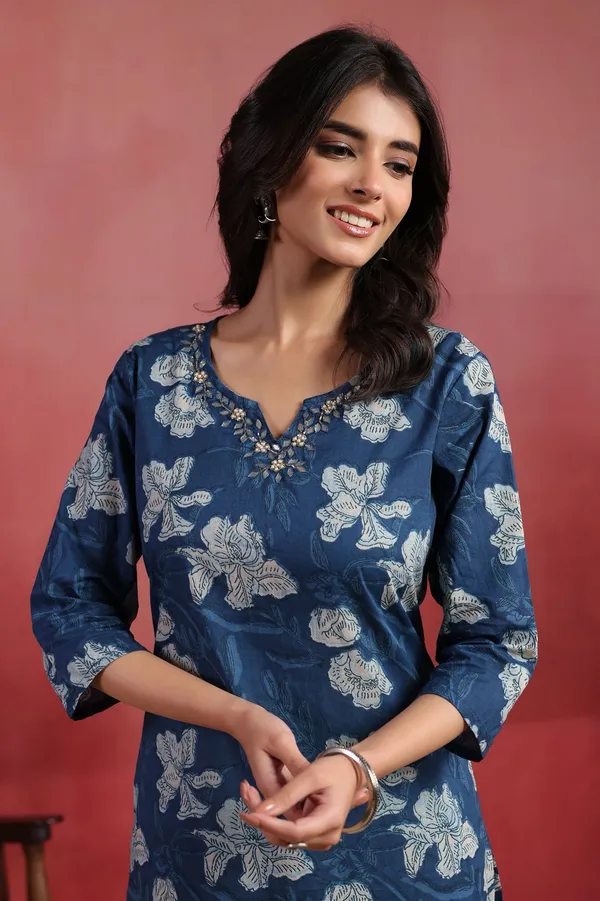 Blue_Floral_Print_Embroidered_Neck_Kurta_for_Women