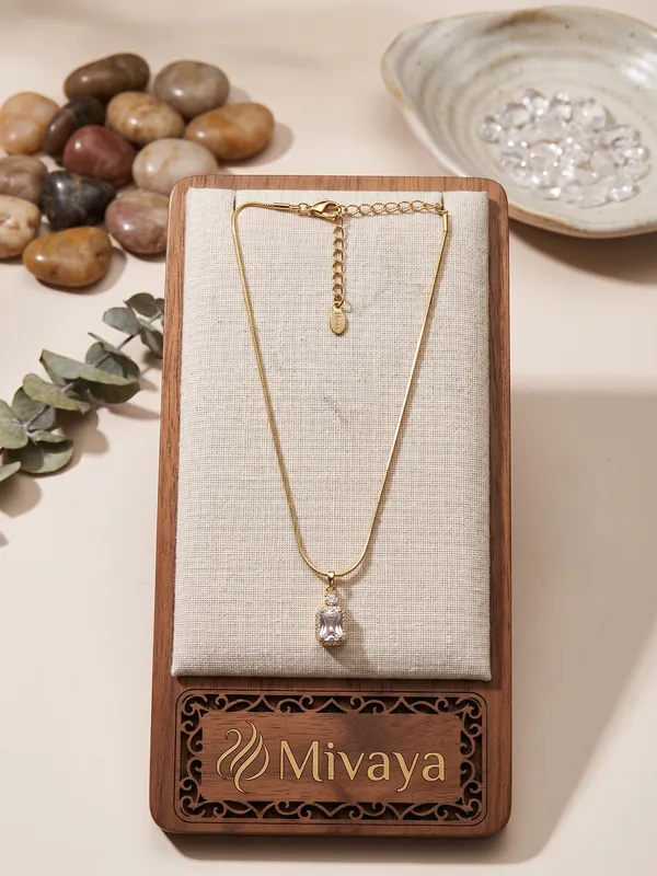 Emerald_Radiance_Gold_Stainless_Steel_Premium_Necklace