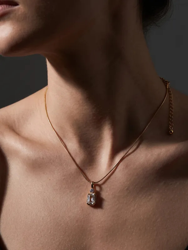 Emerald_Radiance_Gold_Stainless_Steel_Premium_Necklace