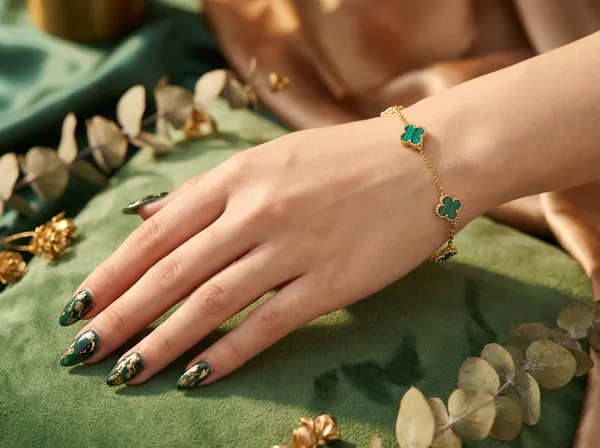 Emerald_Clover_Gold_Stainless_Steel_Premium_Bracelet