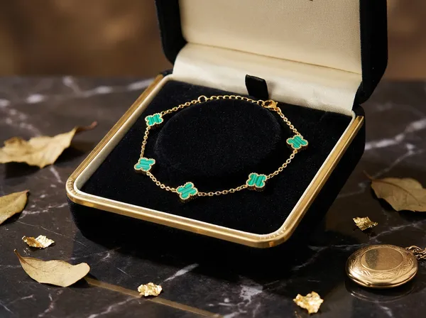 Emerald_Clover_Gold_Stainless_Steel_Premium_Bracelet