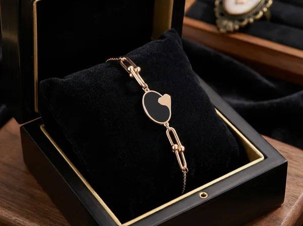 Noir_Heart_Gold_Stainless_Steel_Premium_Bracelet