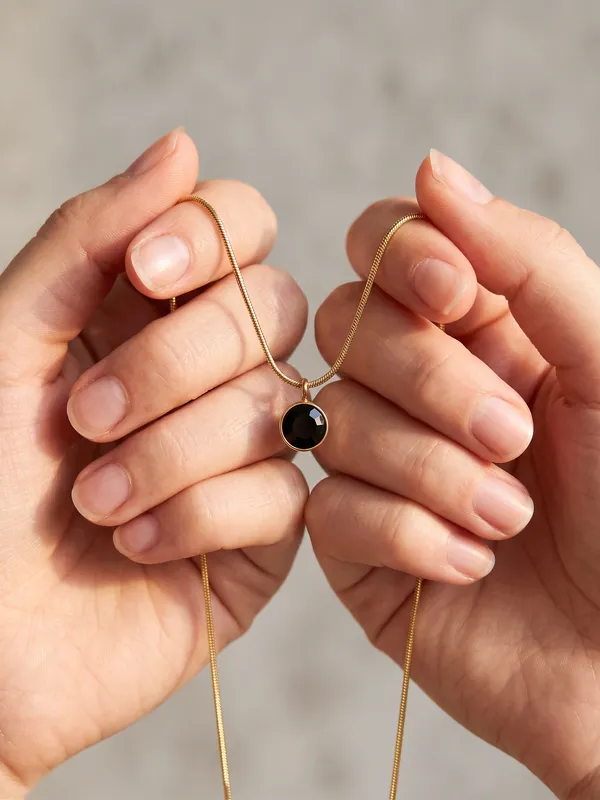 Onyx_Glow_Gold_Stainless_Steel_Premium_Necklace