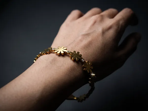 Meadow_Bloom_Gold_Stainless_Steel_Premium_Bracelet