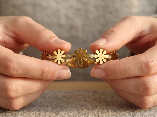 Meadow_Bloom_Gold_Stainless_Steel_Premium_Bracelet