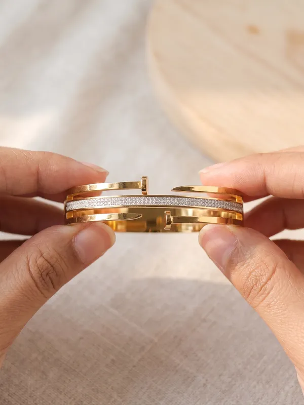 Midnight_Daisy_Gold_Stainless_Steel_Premium_Bracelet