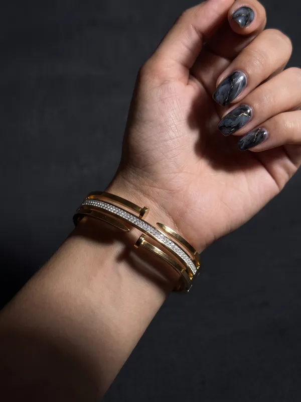 Midnight_Daisy_Gold_Stainless_Steel_Premium_Bracelet