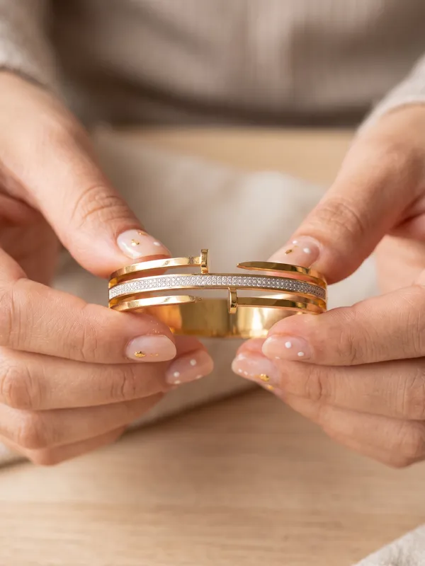 Midnight_Daisy_Gold_Stainless_Steel_Premium_Bracelet
