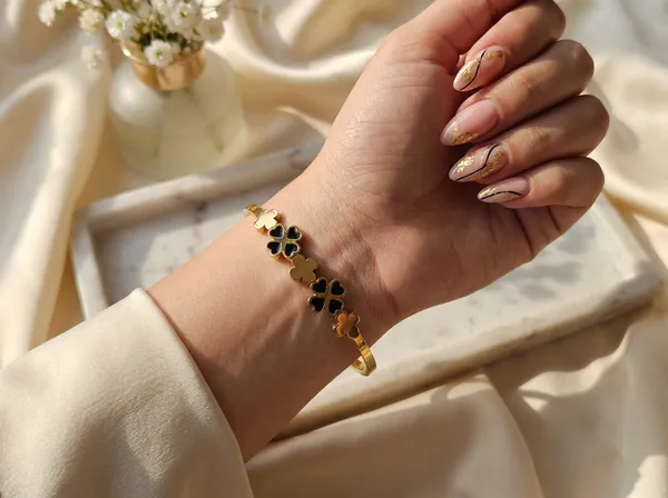 Eternal_Clover_Gold_Stainless_Steel_Premium_Bracelet