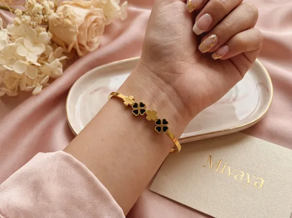 Eternal_Clover_Gold_Stainless_Steel_Premium_Bracelet