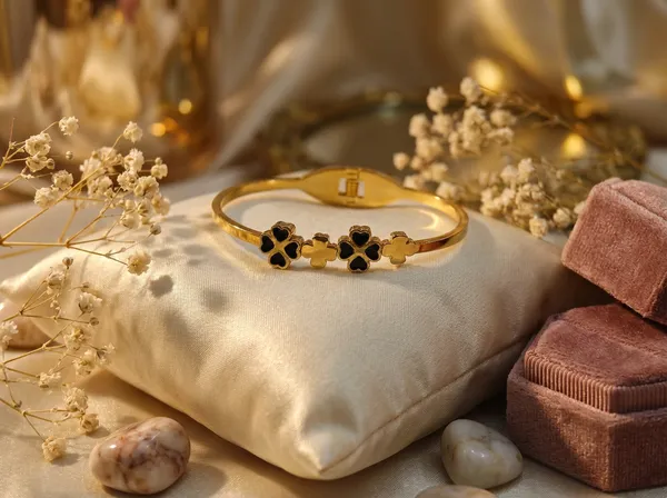 Eternal_Clover_Gold_Stainless_Steel_Premium_Bracelet
