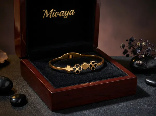 Eternal_Clover_Gold_Stainless_Steel_Premium_Bracelet