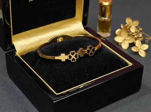 Eternal_Clover_Gold_Stainless_Steel_Premium_Bracelet