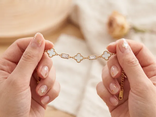 Clover_Luxe_Gold_Stainless_Steel_Premium_Bracelet