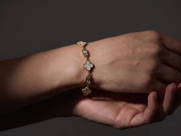 Clover_Luxe_Gold_Stainless_Steel_Premium_Bracelet