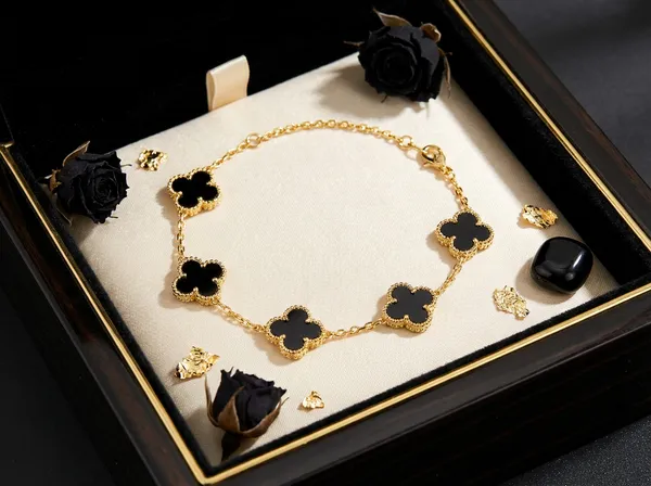 Noir_Clover_Gold_Stainless_Steel_Premium_Bracelet
