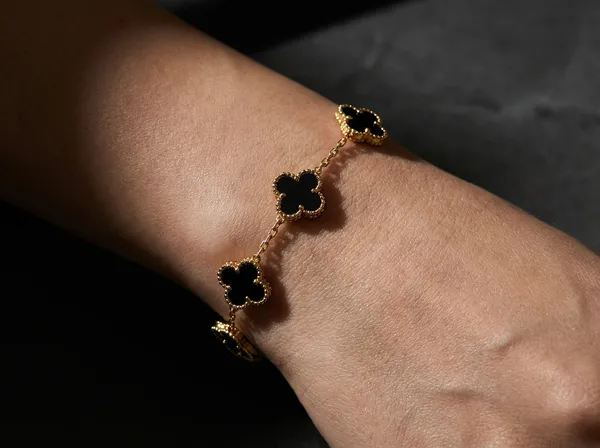 Noir_Clover_Gold_Stainless_Steel_Premium_Bracelet