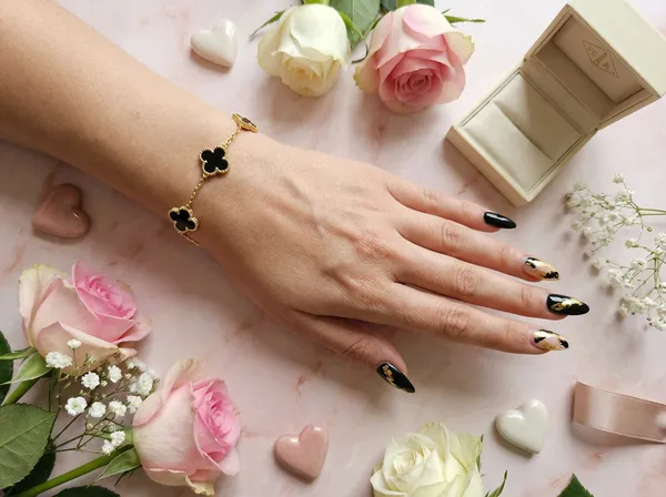 Noir_Clover_Gold_Stainless_Steel_Premium_Bracelet