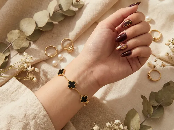 Noir_Clover_Gold_Stainless_Steel_Premium_Bracelet