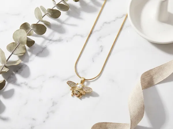 Queen_Bee_Pearl_Gold_Stainless_Steel_Premium_Necklace