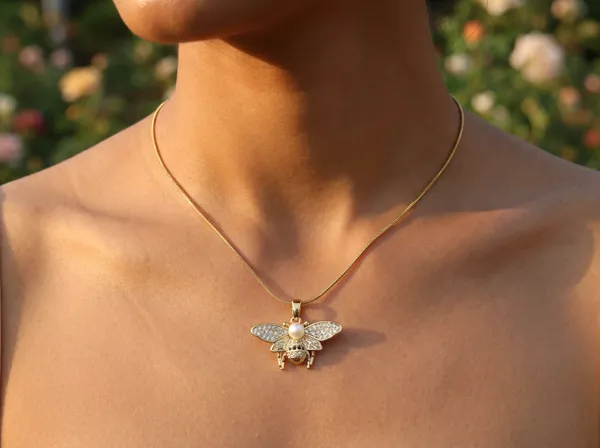 Queen_Bee_Pearl_Gold_Stainless_Steel_Premium_Necklace