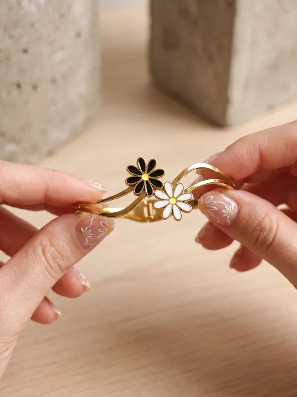 Daisy_Duo_Gold_Stainless_Steel_Premium_Bracelet