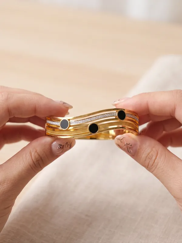 Noir_Luxe_Gold_Stainless_Steel_Premium_Bracelet