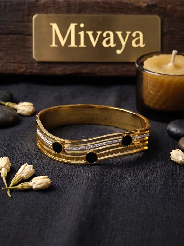Noir_Luxe_Gold_Stainless_Steel_Premium_Bracelet