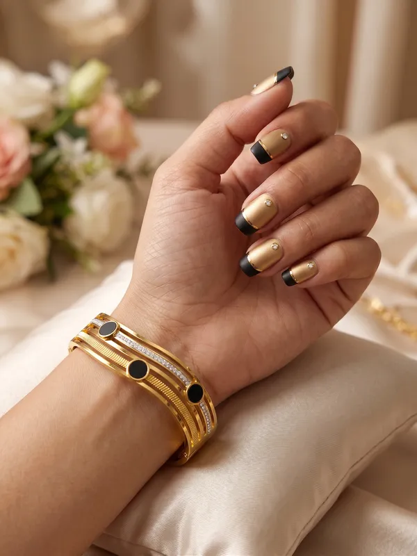 Noir_Luxe_Gold_Stainless_Steel_Premium_Bracelet
