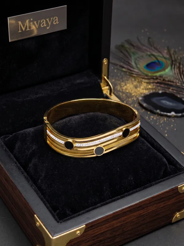 Noir_Luxe_Gold_Stainless_Steel_Premium_Bracelet