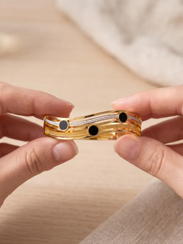 Noir_Luxe_Gold_Stainless_Steel_Premium_Bracelet