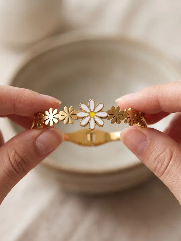 Floral_Harmony_Gold_Stainless_Steel_Premium_Bracelet