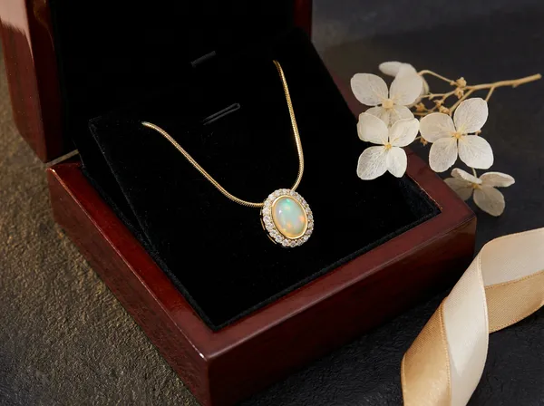Moonstone_Halo_Gold_Stainless_Steel_Premium_Necklace