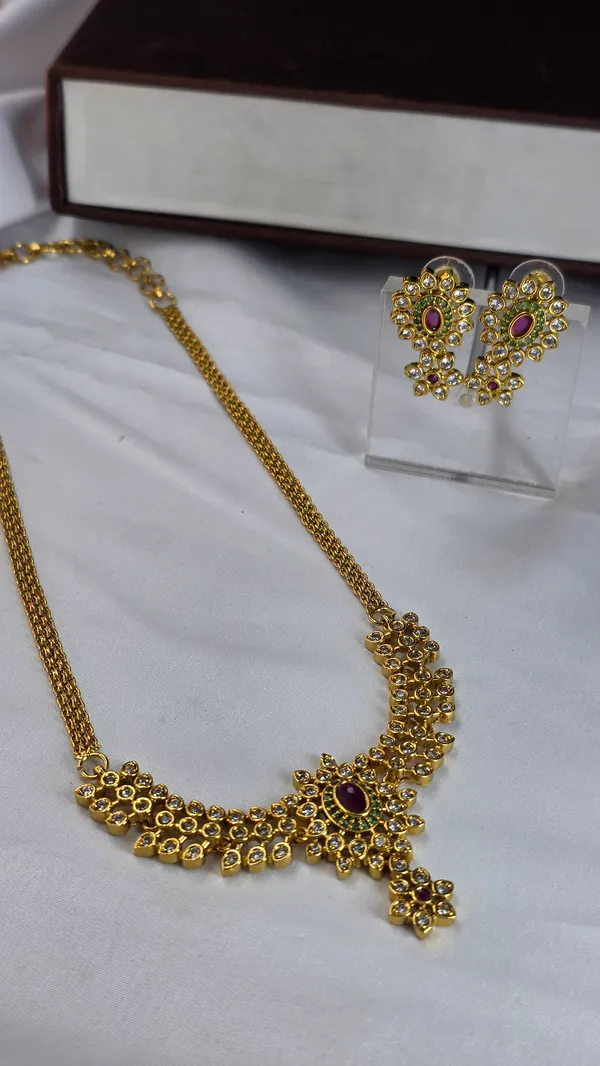 Golden_And_White_Brass_Choker_Set_For_Women