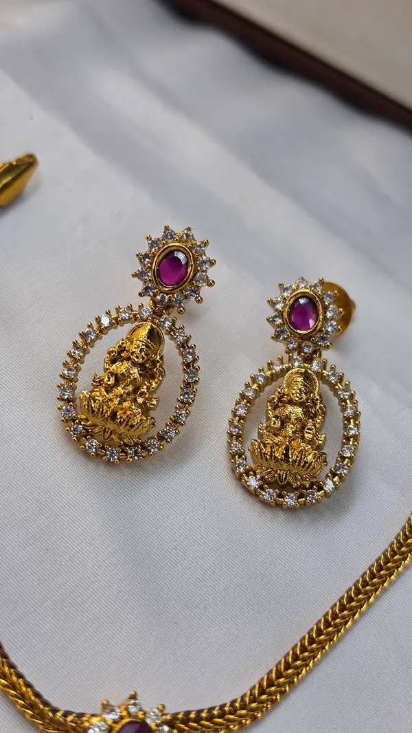 Golden_Brass_Necklace_Set_For_Women